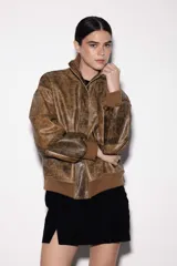 Chaqueta de cuero con efecto desgastado, cuello alto, cierre frontal con solapa y puños de algodón acanalados.