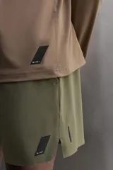 Camiseta negra de entrenamiento de corte regular fit, confeccionada en tejido técnico ligero y elástico. Cuenta con cuello redondo, mangas largas, costuras planas y logo estampado. Zara Athleticz.