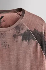 Camiseta técnica de running de manga larga y cuello redondo de Zara Athleticz, con calce regular fit. Presenta un diseño con estampado efecto tie-dye en tonos rosados y negros sobre tejido técnico ligero y elástico.