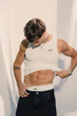 Musculosa blanca de tejido waffle, con un pequeño bordado en color verde en el pecho.