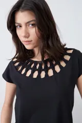 Remera negra de mangas cortas con cuello redondo calado.