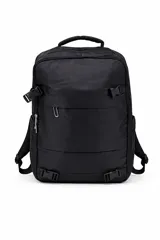 Mochila de viaje color negro, con múltiples compartimentos con cierre, correas laterales ajustables con hebillas y correas de hombro acolchadas.