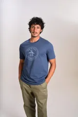 Remera de cuello redondo y manga corta, color azul, con estampado circular en el pecho que incluye el logo de la marca Original Penguin.