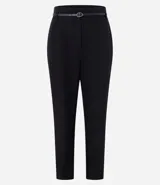 Pantalón de sastrería corte carrot, color beige, con cintura alta, pinzas frontales y cinturón fino incorporado con hebilla metálica.