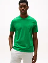 Remera verde de cuello redondo, confeccionada en algodón, con logo de Tommy Hilfiger bordado en el pecho.