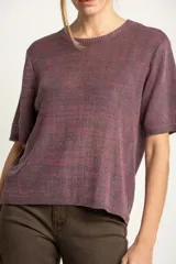 Top tejido color berenjena con textura acanalada, de poliéster y corte al cuerpo.