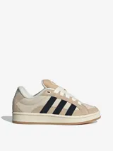 Zapatillas Adidas Campus 00s Beta color beige con las tres tiras laterales en negro.