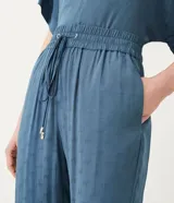 Pantalón jogger azul con estampado de elefantes, cintura elástica con cordón ajustable y tobillos ajustados.