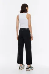 Pantalón vaquero de corte recto cropped, tiro bajo, cierre de botón denim frontal y maxibolsillos diagonales. Costuras pespunteadas en piernas. Contiene 20% fibras recicladas.