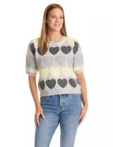 Buzo de punto de manga corta con cuello redondo, estampado con diseño de corazones en tonos gris, amarillo y blanco.