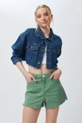 Short verde de tiro alto, confeccionado en algodón elastizado.