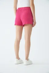 Short negro de poliéster con cintura elástica, cordón ajustable y bolsillos laterales.