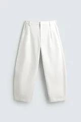 Pantalón barrel fit de hombre, confeccionado en denim de algodón color crudo. Presenta cintura con pliegues frontales, bolsillos laterales y cierre con cremallera y botón.