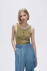Musculosa verde melange de tejido de punto con tres aberturas circulares en el frente.
