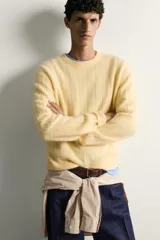 Jersey de punto regular fit, confeccionado en una mezcla de lana y cashmere, con cuello redondo, manga larga y terminaciones en rib.