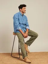 Camisa celeste de manga larga con cuello abotonado y bolsillo en el pecho.