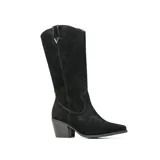 Bota estilo texana de caña alta, confeccionada en gamuza negra. Presenta un diseño clásico con costuras decorativas, punta fina y un taco cuadrado de altura media. Incluye un detalle metálico con la letra V en la parte superior de la caña.
