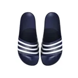 Ojotas adidas modelo Adilette Aqua, color azul marino con las tres tiras características de la marca en color blanco sobre la banda superior.