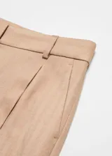 Pantalon de vestir color tostado con diseño wideleg, tiro medio, detalle de pinzas frontales y cierre de cremallera con gancho.