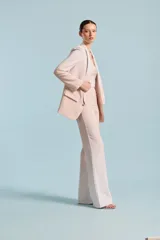 Saco sastrero de mujer color rosado con solapa chal, bolsillos con solapa en el frente y un botón joya en el cierre.