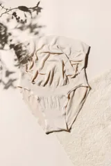 Bombacha maternal color blanco de microfibra sin costuras, con tiro alto y puntos de sostén y confort en el vientre.