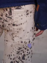 Jean de tiro medio y silueta recta levemente acampanada, con estampado tipo cowhide print. Cuenta con cierre frontal, botón y bolsillos funcionales.