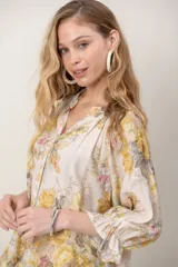 Camisa estampada de algodón y lino, con cuello en V, mangas anchas y puños con elástico.