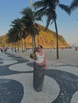 Pollera larga de viscosa, color azul marino con estampado de lunares blancos. Diseño de tiro alto y corte amplio.