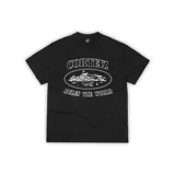 Camiseta negra de corte regular con estampado frontal en blanco que dice "CORTEIZ RULES THE WORLD" y un diseño de armas dentro de un óvalo.