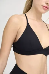 Top deportivo negro con escote bajo y cintura con elástico de 3cm.