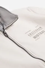 Campera blanca de felpa con cuello gris de algodón, cierre frontal con cremallera, mangas largas, bolsillos laterales y logo estampado en el pecho.