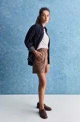 Short de tiro alto color marrón, con silueta relajada, bolsillos delanteros aplicados de gran tamaño, bolsillos traseros y cintura con presillas.