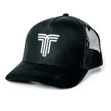 Gorra tipo trucker color negro con panel frontal rígido y parte trasera de malla. Presenta un bordado frontal en color blanco con el logo de la marca.