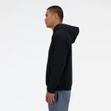Hoodie de corte relajado color negro, confeccionada en suave tela french terry. Cuenta con capucha, mangas largas, bolsillo tipo canguro, inserción en forma de V en el cuello y el logotipo bordado de New Balance en el pecho.