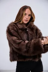 Campera de piel sintética en color marrón, con cuello alto y cierre frontal completo.