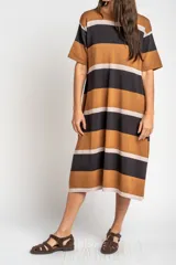 Vestido midi de tejido de punto con diseño de rayas horizontales en tonos marrón, negro y beige. Presenta cuello redondo, mangas cortas y un corte holgado y fluido.