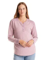 Buzo de tejido fino con escote henley y cierre de botones. Presenta detalles acanalados en hombros, puños y ruedo, con una silueta cómoda y terminación redondeada en la parte inferior.