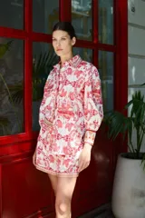 Short de poplin blanco con estampado de motivos italianos en rojo.