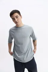 Remera lisa oversize de algodón, color azul claro, con escote redondo y mangas cortas.