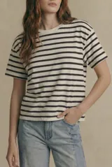 Remera de corte oversize con diseño de rayas horizontales, confeccionada en algodón lavado de textura suave y resistente.