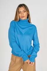 Polera de punto color celeste con cuello alto.