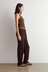 Pantalón tipo jogger de pana acanalada, color negro, con cintura elástica y corte recto.