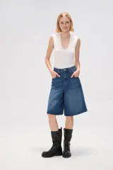 Bermuda de jean azul, corte ancho y tiro medio.