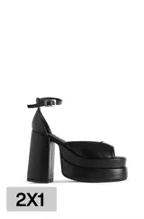 Sandalias negras de ecocuero con plataforma y taco cuadrado alto.