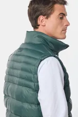 Chaleco verde oscuro con cuello alto y diseño capitoneado.