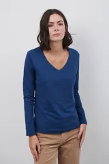 Remera de manga larga con escote en V, confeccionada en algodón de alta calidad con diseño de doble capa.