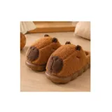 Pantuflas de estar por casa con diseño de capibara, confeccionadas en material de felpa suave color marrón con suela de PVC antideslizante.