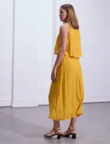 Vestido largo blanco de crepe con escote redondo y detalle de crochet en los hombros. Tiene corte en la cintura con punto smock.