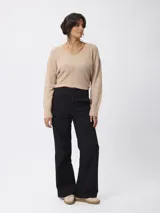 Pantalón de corte recto y tiro medio, con cierre frontal de botón y cremallera, y bolsillos laterales. Confeccionado en tejido de algodón con un toque de elastano para mayor comodidad.
