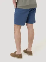 Short de gabardina color azul, con calce relajado, bolsillos laterales y traseros, cierre y botón frontal.